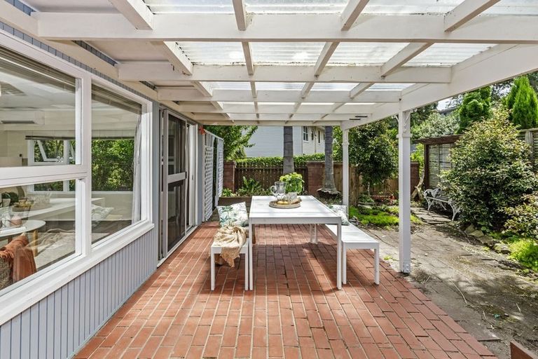 Photo of property in 1/7 Tallington Crescent, Torbay, Auckland, 0630