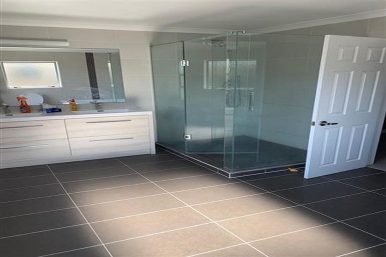 Photo of property in 6 Melmore Place, Pinehill, Auckland, 0632