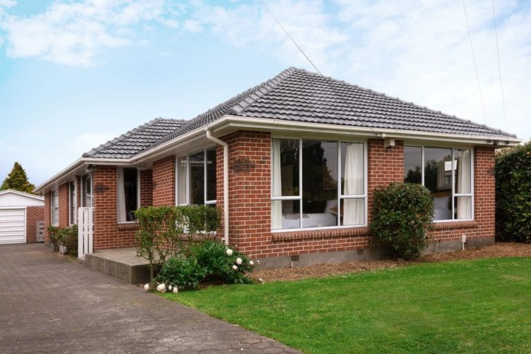 Photo of property in 77 Daniels Road, Redwood, Christchurch, 8051