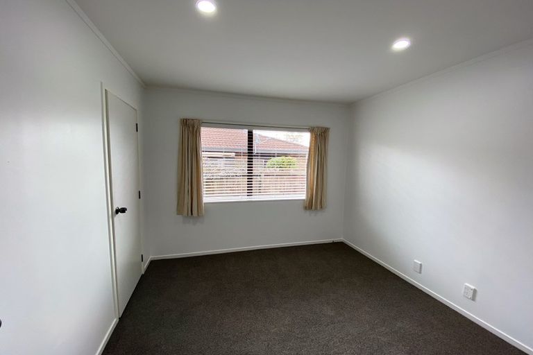 Photo of property in 1/92 Mirrabooka Avenue, Botany Downs, Auckland, 2010
