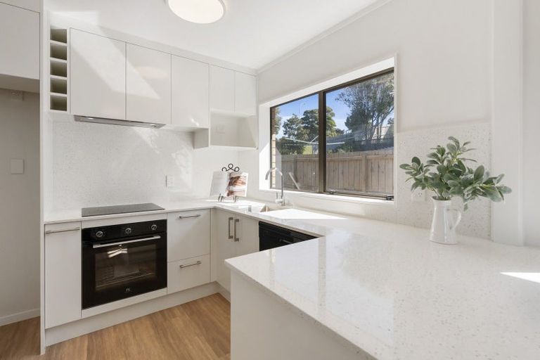 Photo of property in 50b Mirrabooka Avenue, Botany Downs, Auckland, 2010