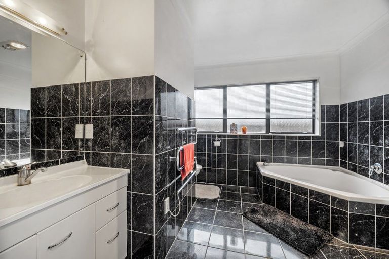 Photo of property in 21 Heaphy Place, Pukehangi, Rotorua, 3015