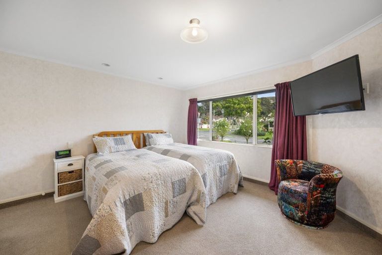 Photo of property in 2 Lowndes Place, Taradale, Napier, 4112