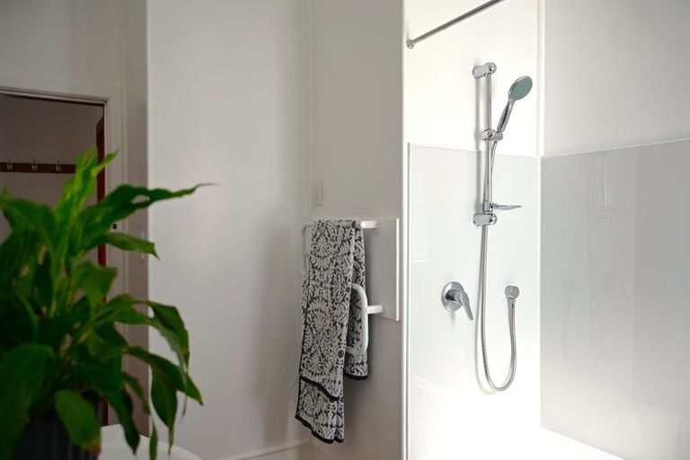 Photo of property in 87 Northland Road, Northland, Wellington, 6012