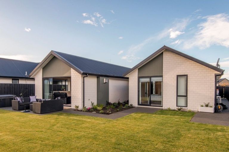 Photo of property in 8 Angus Place, Rangiora, 7400