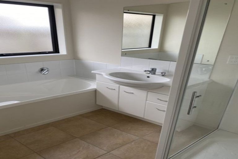 Photo of property in 36 Percy Kinsman Crescent, Riverstone Terraces, Upper Hutt, 5018