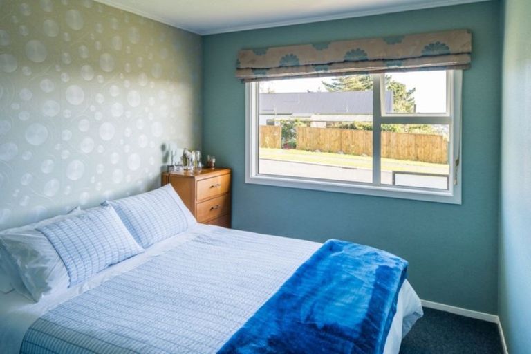 Photo of property in 17 Cleat Street, Whitby, Porirua, 5024