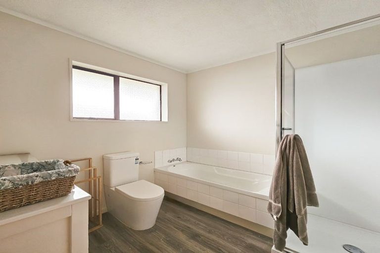 Photo of property in 18 Regency Crescent, Redwood, Christchurch, 8051