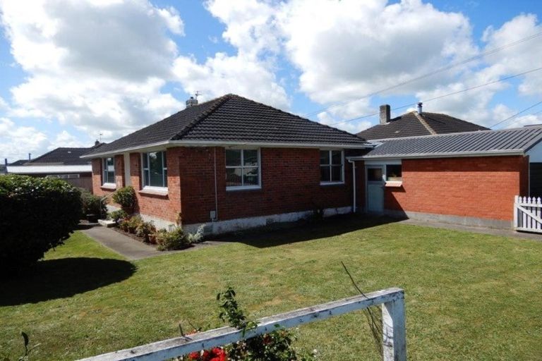 Photo of property in 2 Robbins Crescent, Hawera, 4610