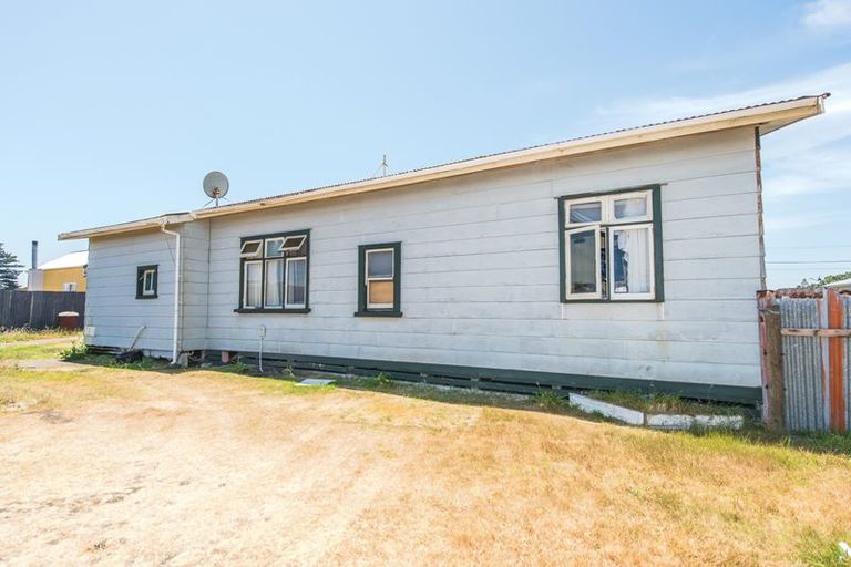 Photo of property in 39 Cornfoot Street, Castlecliff, Whanganui, 4501