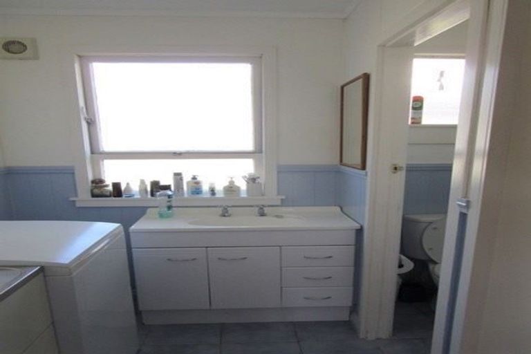 Photo of property in 1/1 Alison Avenue, Herald Island, Auckland, 0618