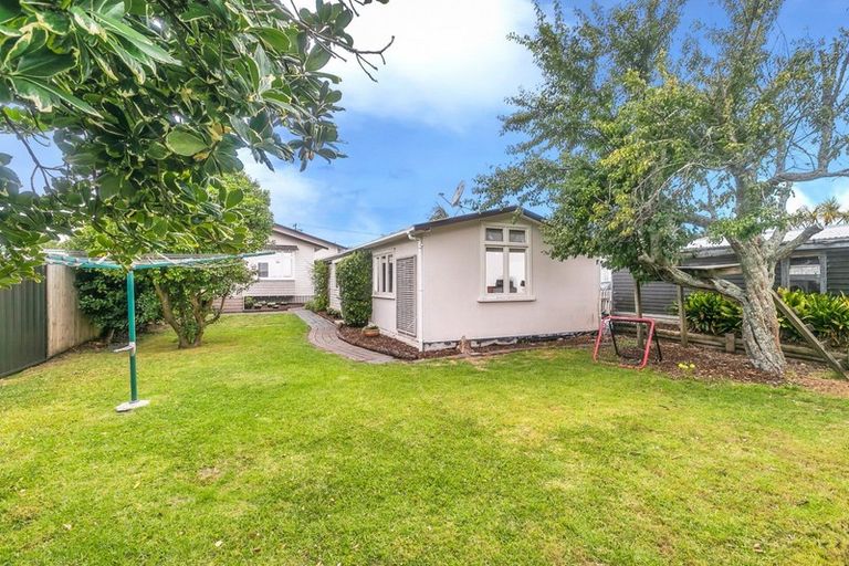 Photo of property in 32 Hawea Road, Point Chevalier, Auckland, 1022