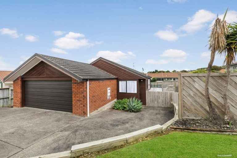 Photo of property in 143 Botany Road, Botany Downs, Auckland, 2010