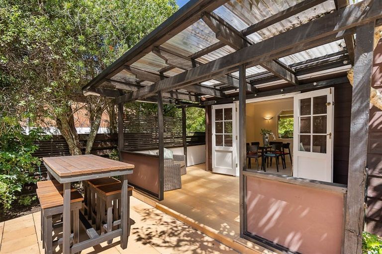 Photo of property in 2 Fitzpatrick Place, Chatswood, Auckland, 0626