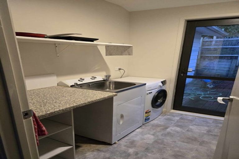 Photo of property in 29 Deverell Place, Northcross, Auckland, 0632