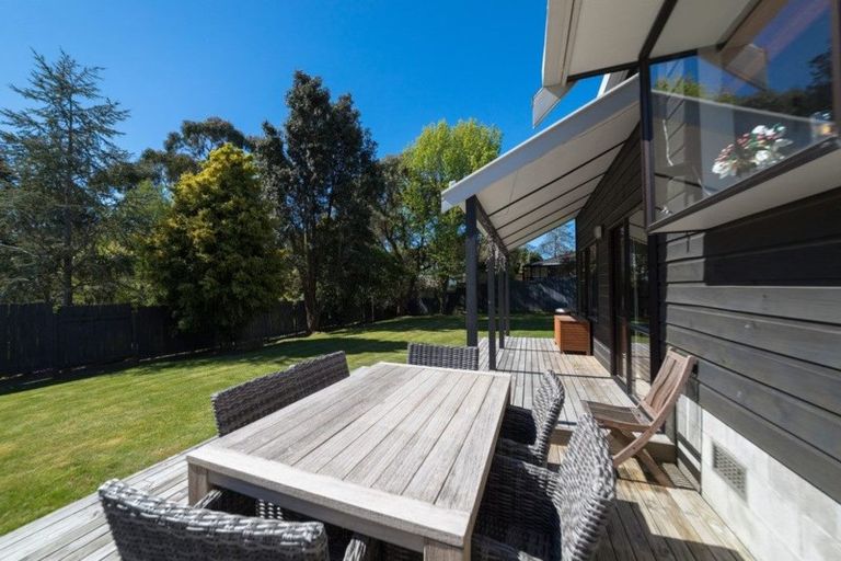 Photo of property in 11 Hillgrove Place, Fitzherbert, Palmerston North, 4410