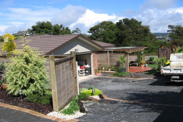 Photo of property in 27 Mckinley Road, Sunnyvale, Auckland, 0612