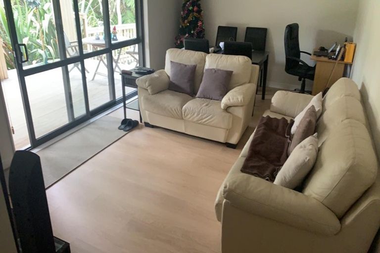 Photo of property in 20 Para Close, Fairview Heights, Auckland, 0632