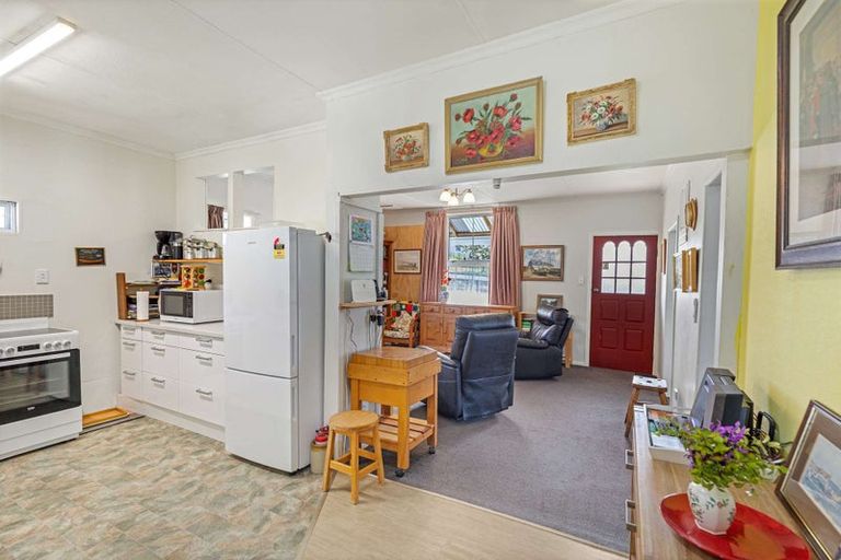 Photo of property in 8 Paraekaretu Street, Hunterville, 4730