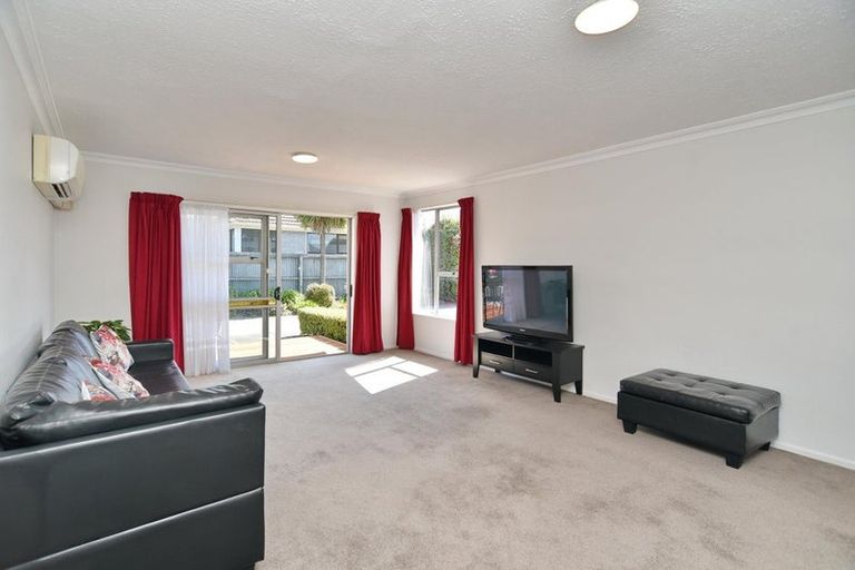 Photo of property in 2/11 Tuckers Road, Redwood, Christchurch, 8051