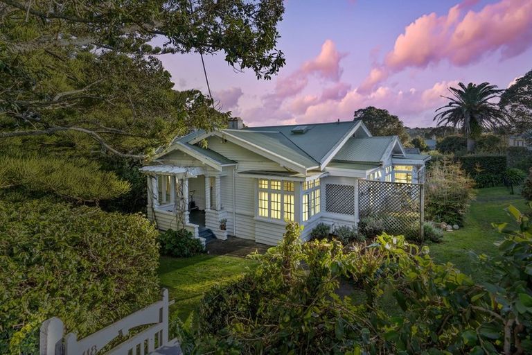 Photo of property in 118 Queen Street, Northcote Point, Auckland, 0627