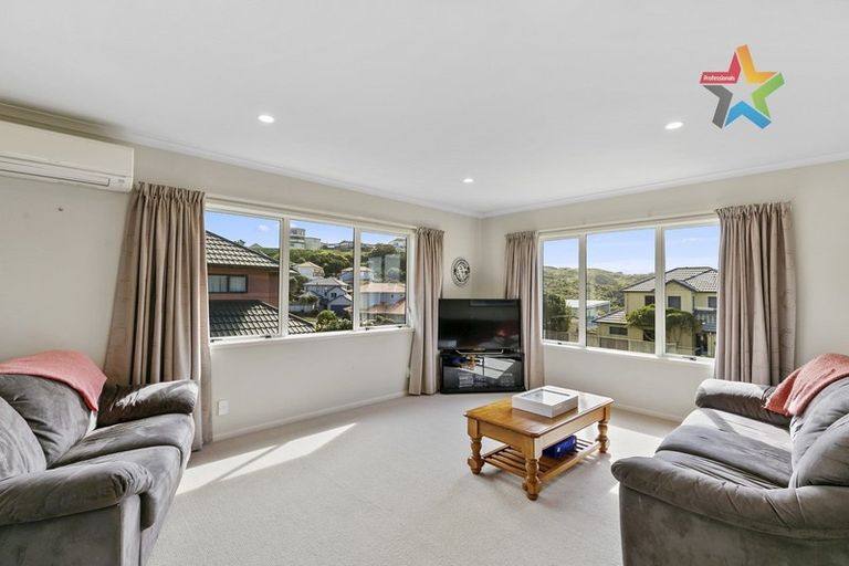 Photo of property in 8 Bennett Grove, Newlands, Wellington, 6037