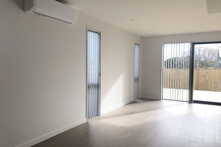 Photo of property in 4/21 Akoranga Drive, Northcote, Auckland, 0627