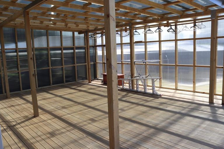 Photo of property in 10 Ingleby Place, Kelston, Auckland, 0602