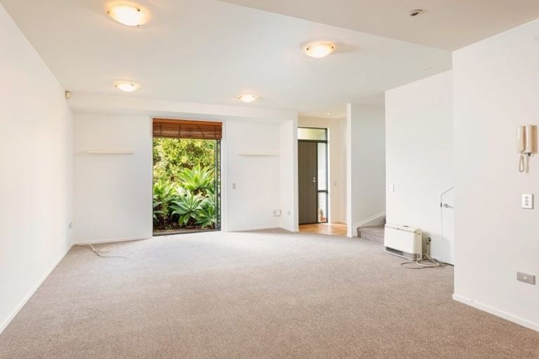 Photo of property in 76 Gunner Drive, Te Atatu Peninsula, Auckland, 0610
