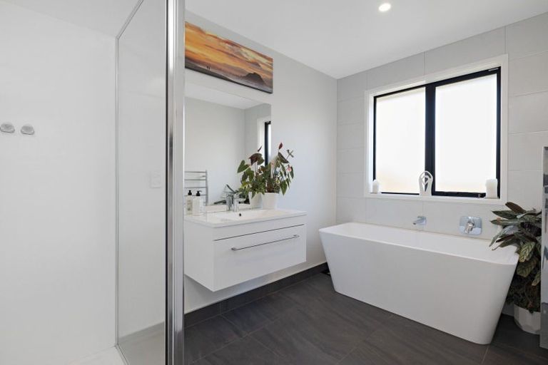 Photo of property in 11 Tiria Drive, Papamoa Beach, Papamoa, 3118