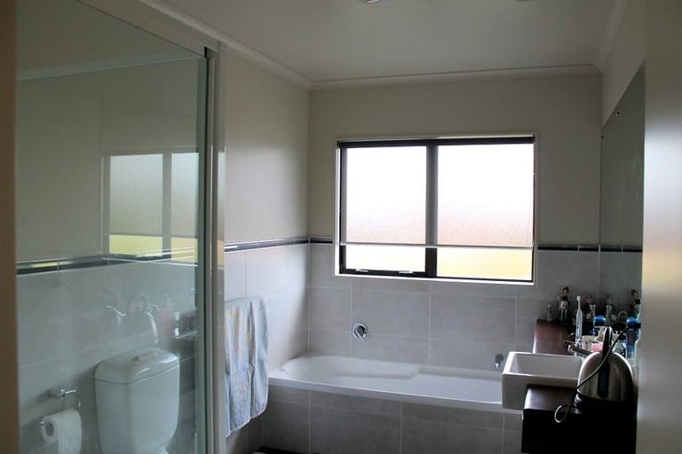 Photo of property in 1 Girvan Terrace, Wattle Downs, Auckland, 2103