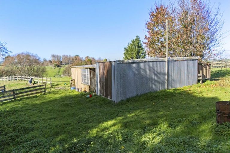 Photo of property in 16 Castle Street, Eltham, 4322