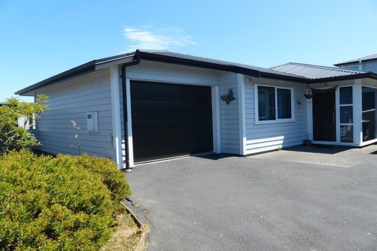 Photo of property in 11a Pinkerton Grove, Newlands, Wellington, 6037