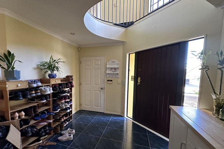 Photo of property in 8 Canonbie Place, East Tamaki Heights, Auckland, 2016