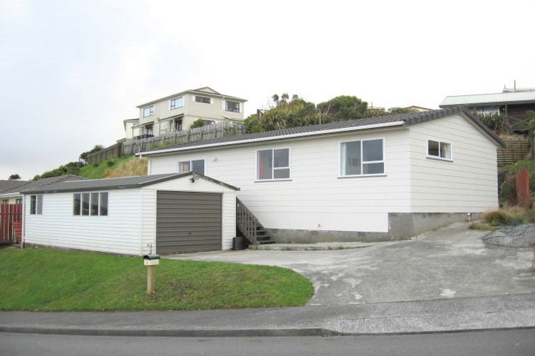 Photo of property in 2 Evesham Place, Newlands, Wellington, 6037