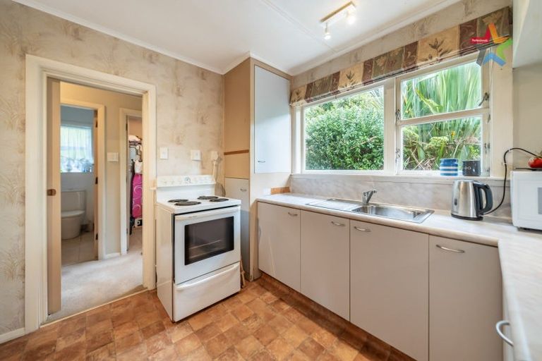 Photo of property in 64 Glanmire Road, Newlands, Wellington, 6037