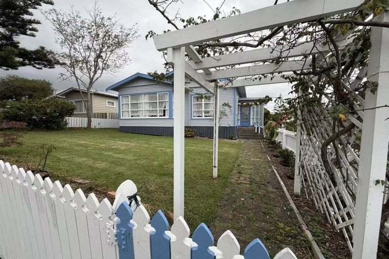 Photo of property in 8 Nikau Street, New Lynn, Auckland, 0600