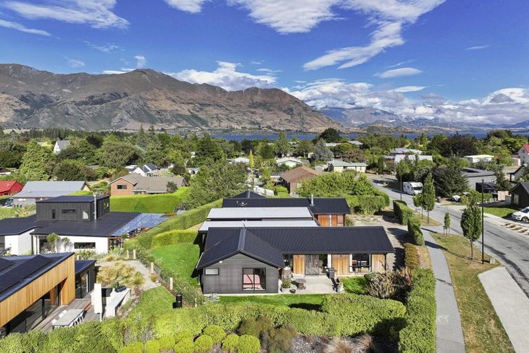 Photo of property in 51 Kirimoko Crescent, Wanaka, 9305