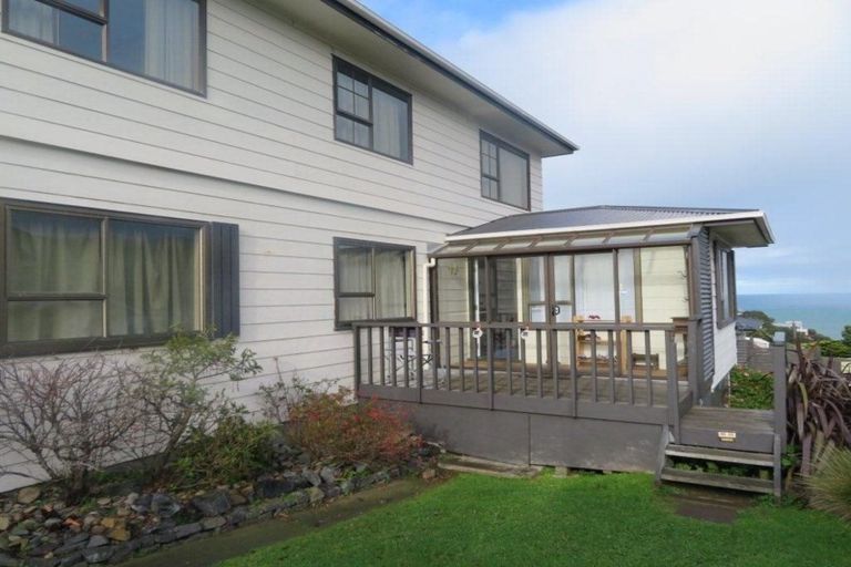 Photo of property in 32 Frobisher Street, Island Bay, Wellington, 6023