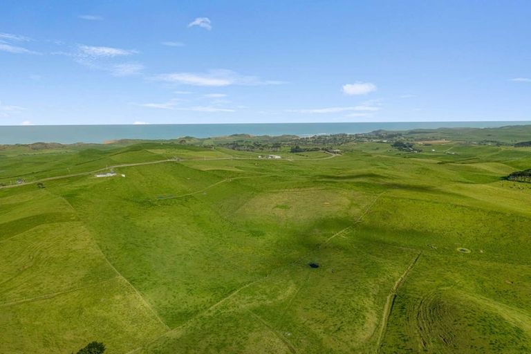 Photo of property in 177 Rehutai Road, Baylys Beach, 0377