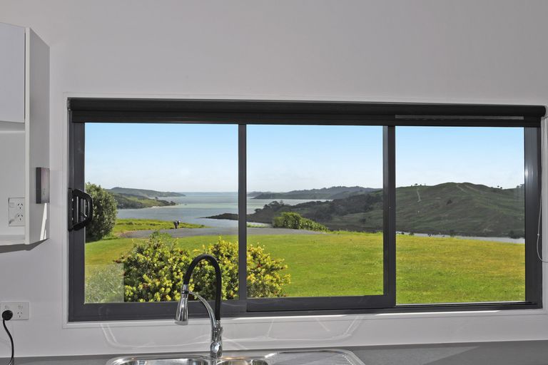 Photo of property in 15 Tamahunga Road, Kaiwaka, 0573