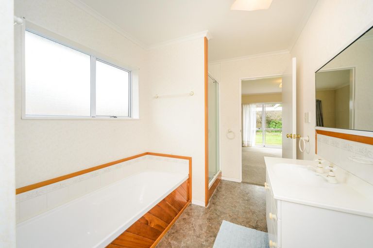 Photo of property in 4 Royal Oak Drive, Kelvin Grove, Palmerston North, 4414