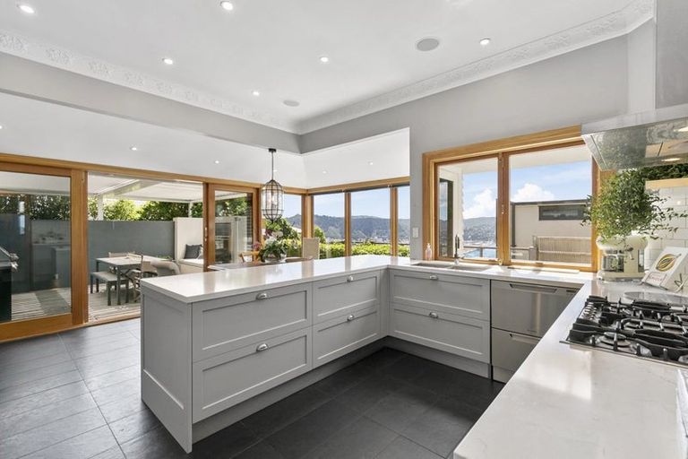 Photo of property in 8 Robieson Lane, Roseneath, Wellington, 6011