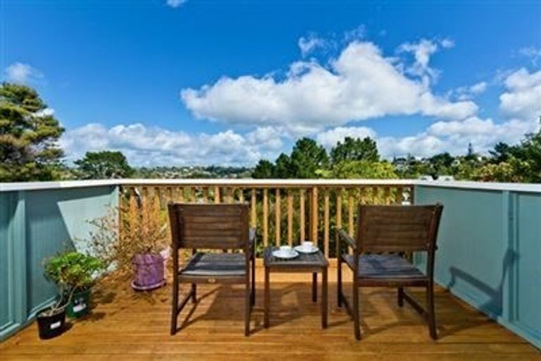 Photo of property in 1/60 Woodlands Crescent, Browns Bay, Auckland, 0630