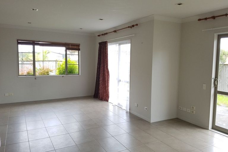 Photo of property in 2 Graham Collins Drive, Windsor Park, Auckland, 0632