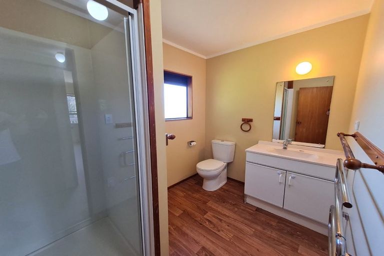 Photo of property in 2/6 Mcquoid Place, Glenfield, Auckland, 0629