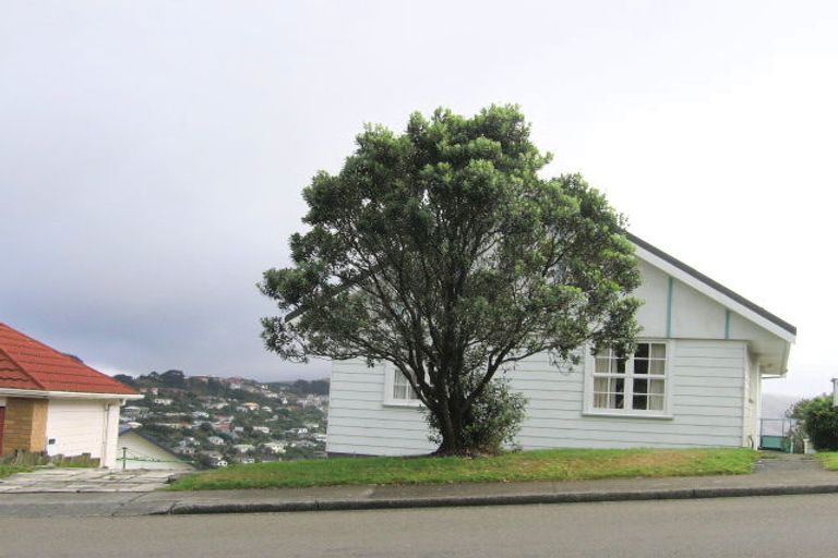 Photo of property in 88 Stewart Drive, Newlands, Wellington, 6037