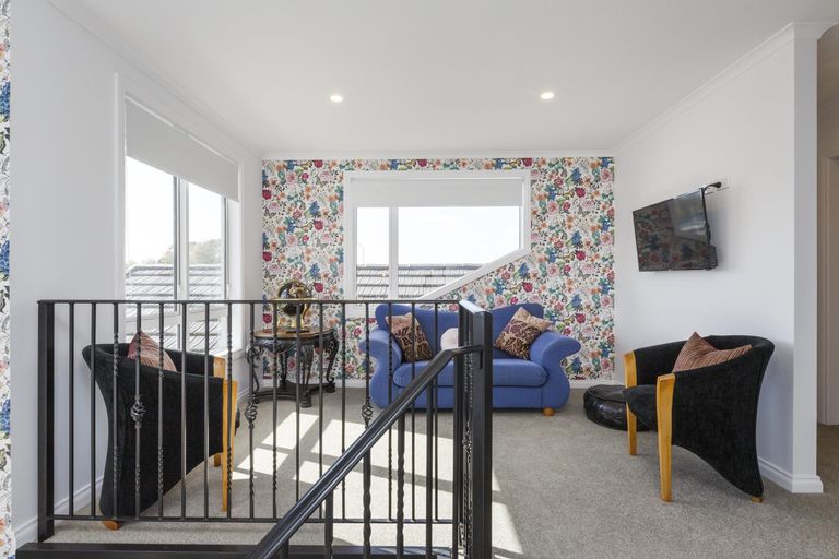 Photo of property in 124 Johnstone Drive, Fitzherbert, Palmerston North, 4410