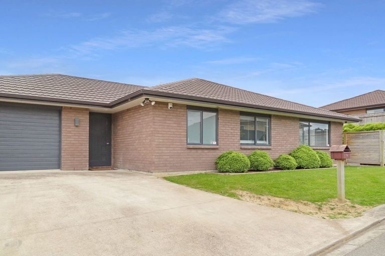 Photo of property in 76 Sunstone Crescent, Timberlea, Upper Hutt, 5018