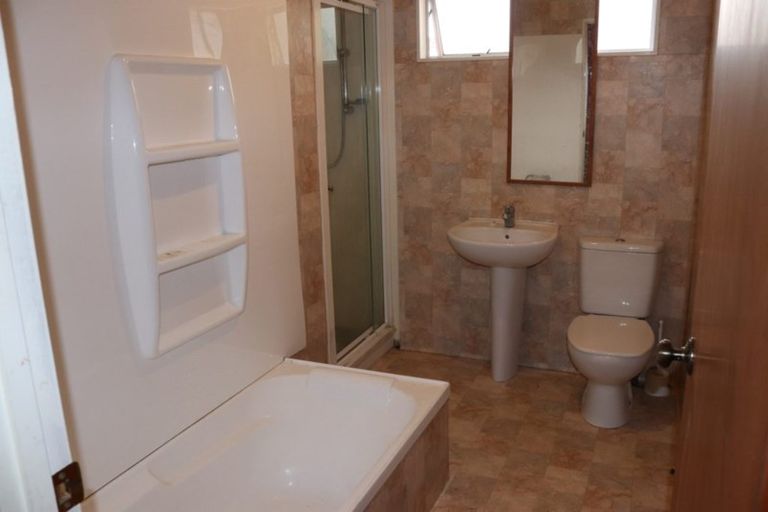 Photo of property in 70 Millbrook Road, Henderson, Auckland, 0612